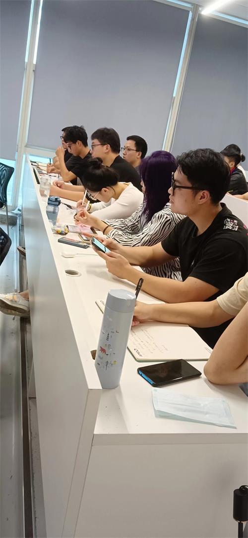 凡物設計聯合創始人吳津亮給同學們分享疊墅設計方案
