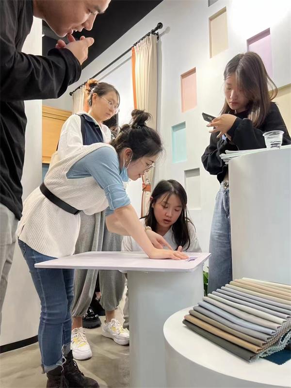 2022年9月29劉老師帶著同學們前往設計項目軟裝館學習